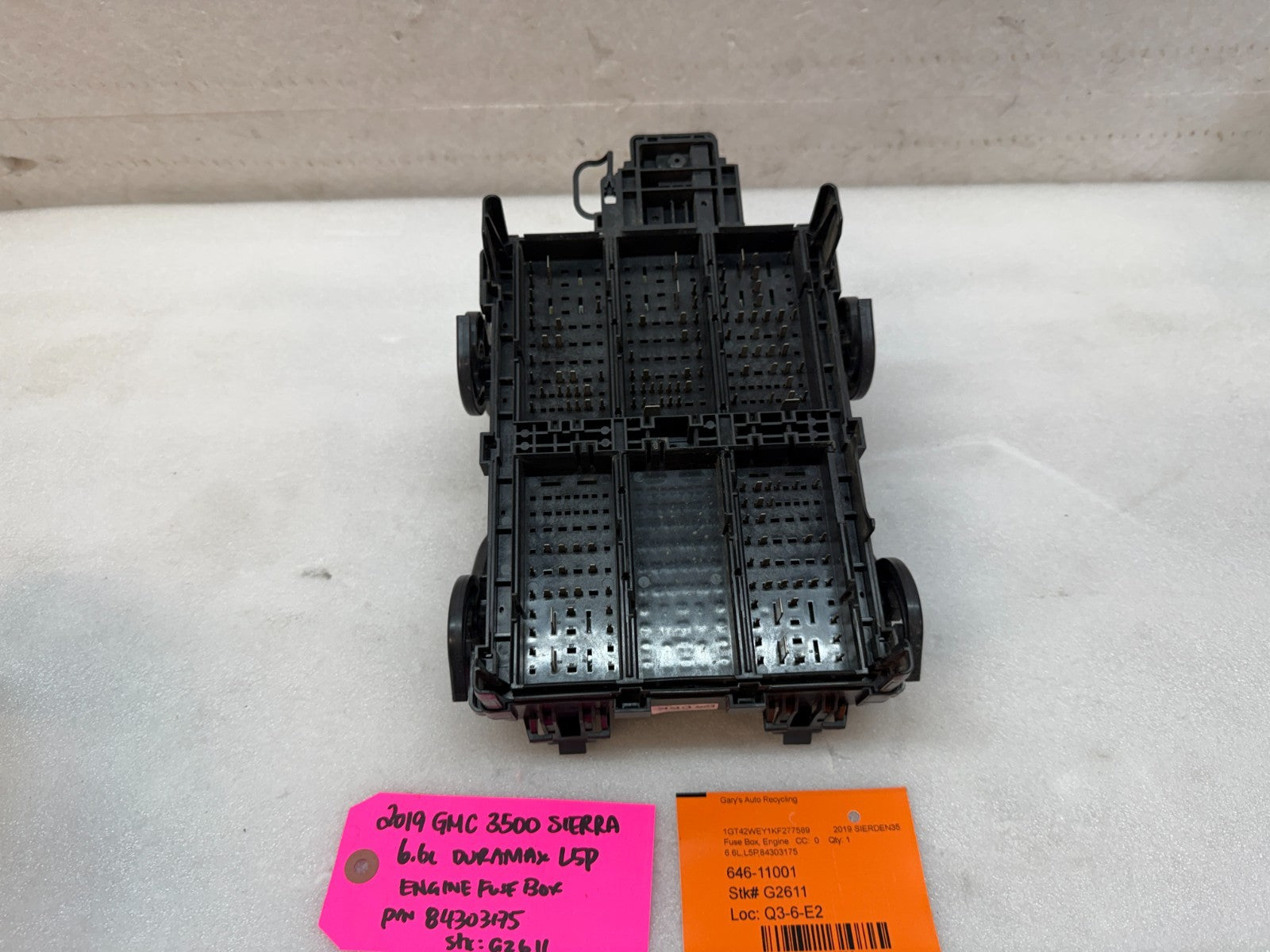 19 Chevrolet GMC 2500HD DURAMAX 6.6 L5P ENGINE FUSE RELAY BOX 84303175