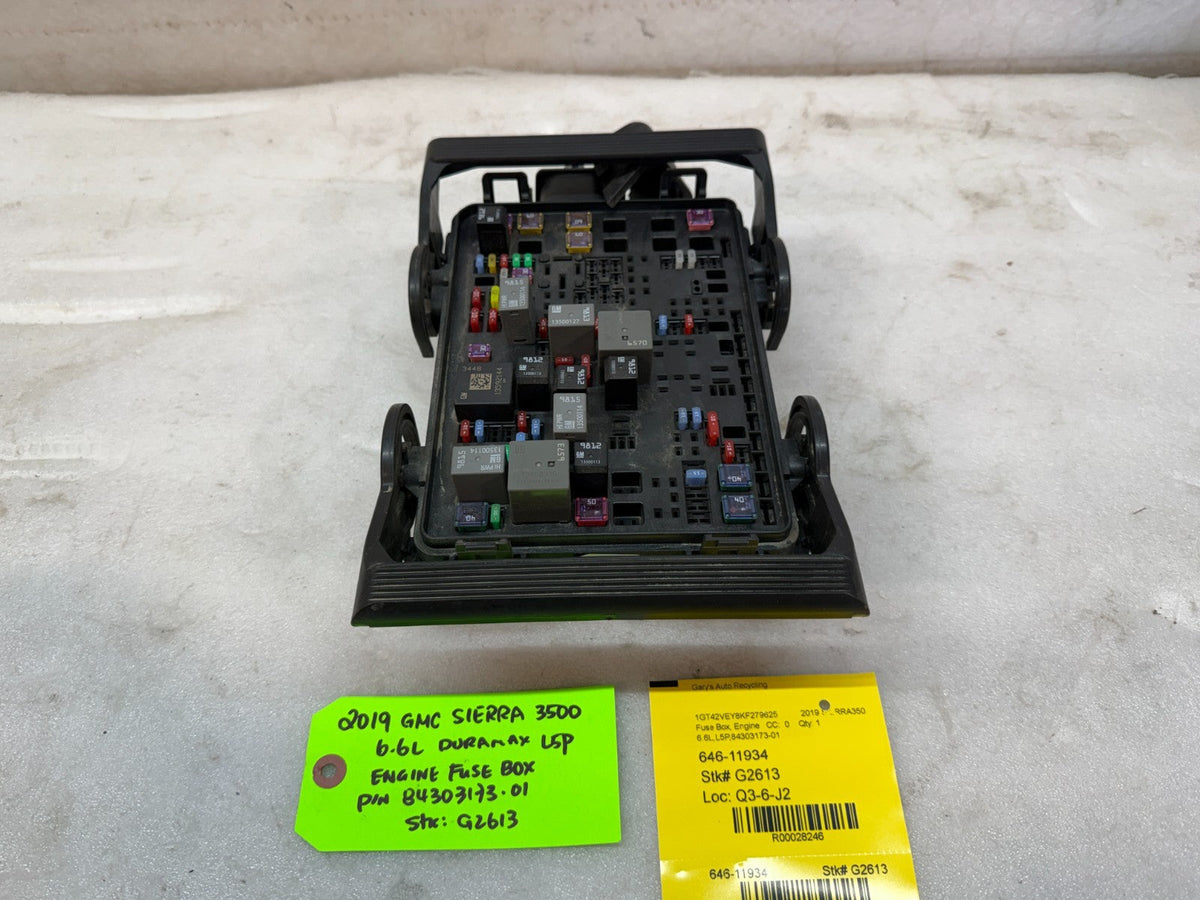 19 Chevrolet GMC 2500HD DURAMAX 6.6 L5P ENGINE FUSE RELAY BOX 84303173-01