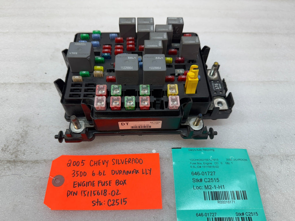 01-05 Chevrolet GMC SILVERADO SIERRA LLY UNDERHOOD FUSE RELAY BOX 15115618-02
