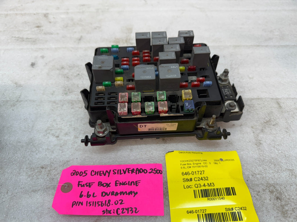 01-05 Chevrolet GMC SILVERADO SIERRA LLY UNDERHOOD FUSE RELAY BOX 15115618-02
