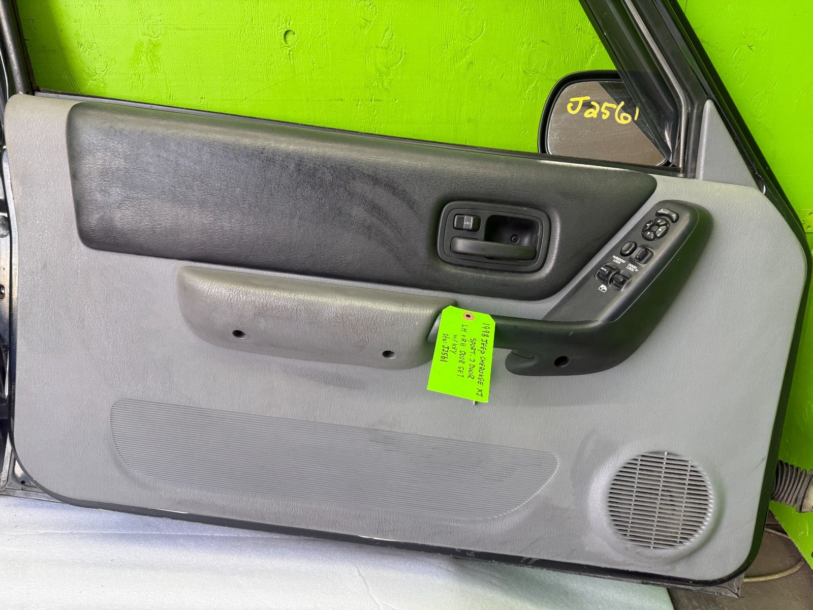 97-01 JEEP CHEROKEE XJ  OEM BLACK LEFT RIGHT FRONT DOORS DOOR MIRROR PANELS