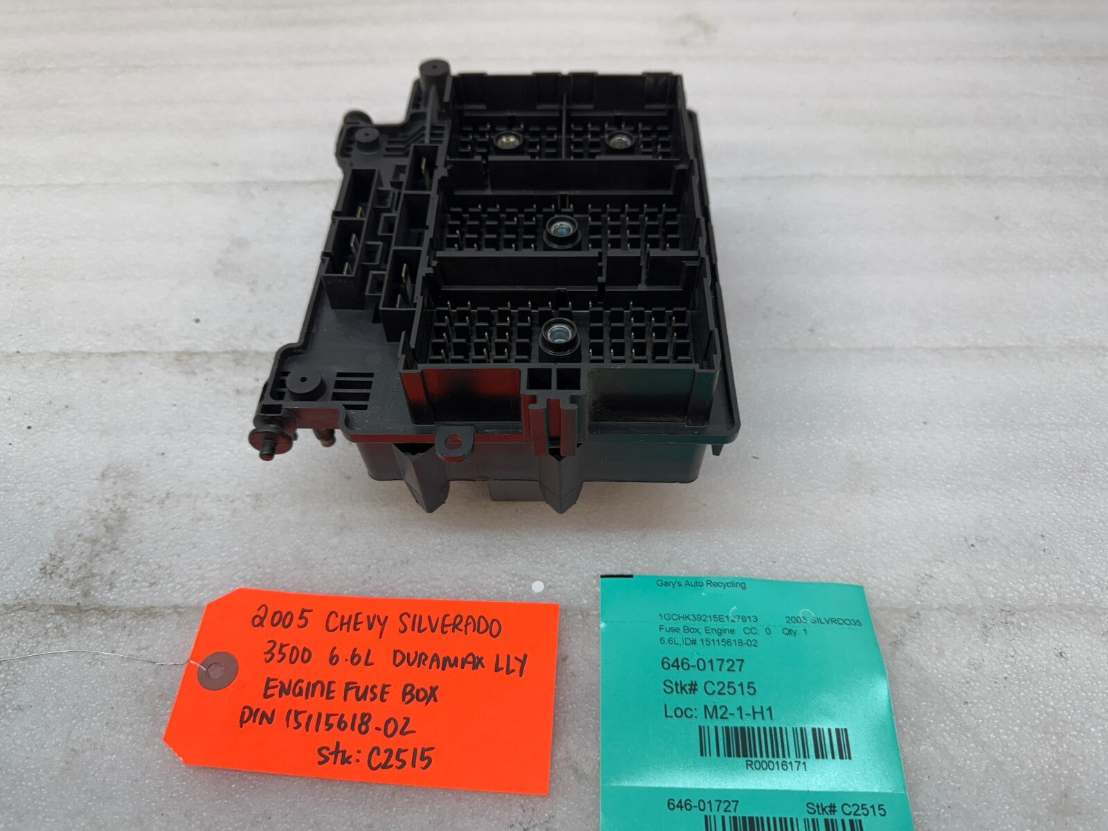 01-05 Chevrolet GMC SILVERADO SIERRA LLY UNDERHOOD FUSE RELAY BOX 15115618-02