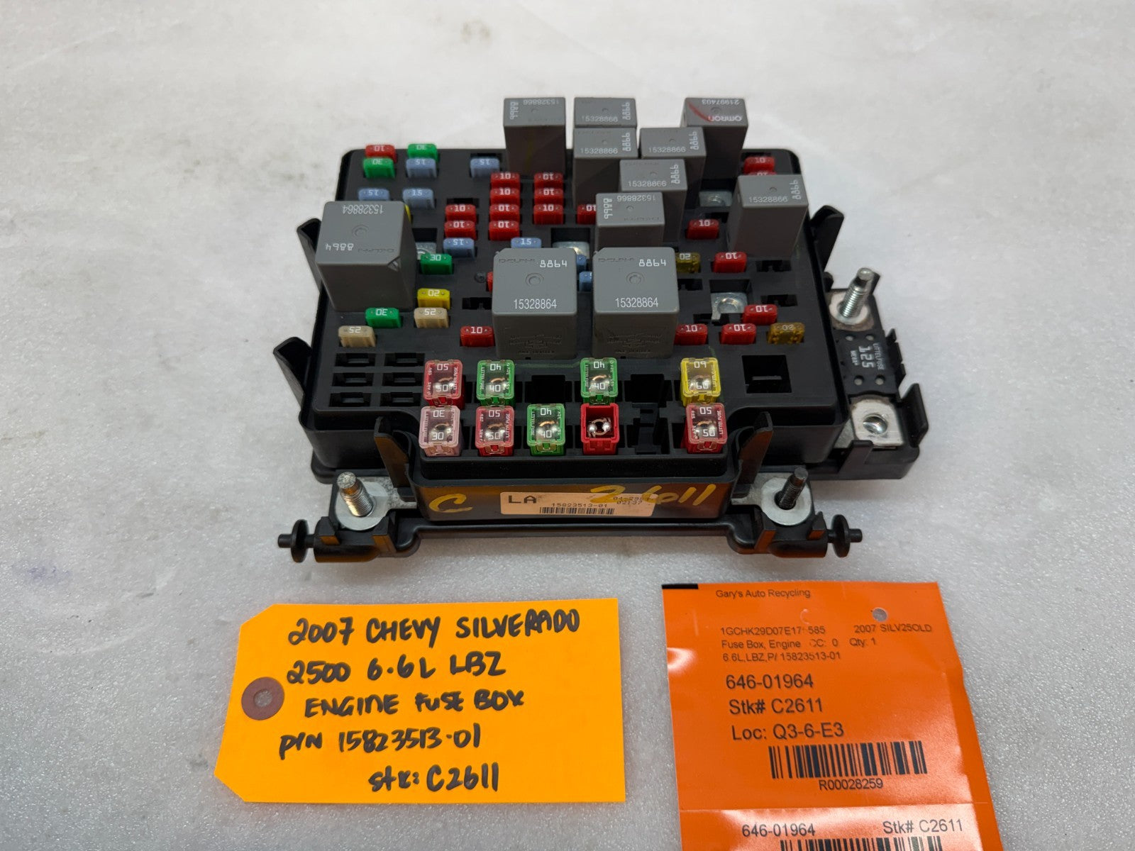 06 07 Chevrolet GMC SILVERADO SIERRA LBZ UNDERHOOD FUSE RELAY BOX 15823513-01