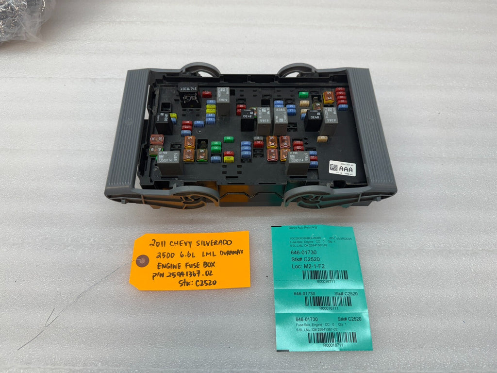 11-14 GMC CHEVROLET SILVERADO 2500HD 3500HD 6.6 LML FUSE RELAY BOX 25941367