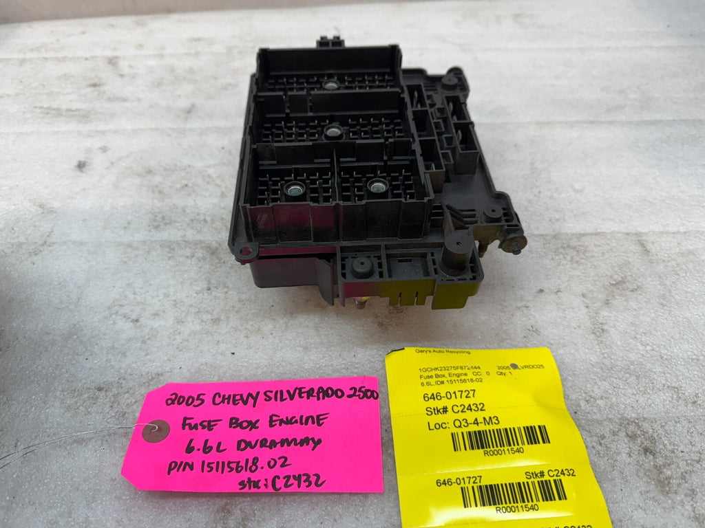 01-05 Chevrolet GMC SILVERADO SIERRA LLY UNDERHOOD FUSE RELAY BOX 15115618-02