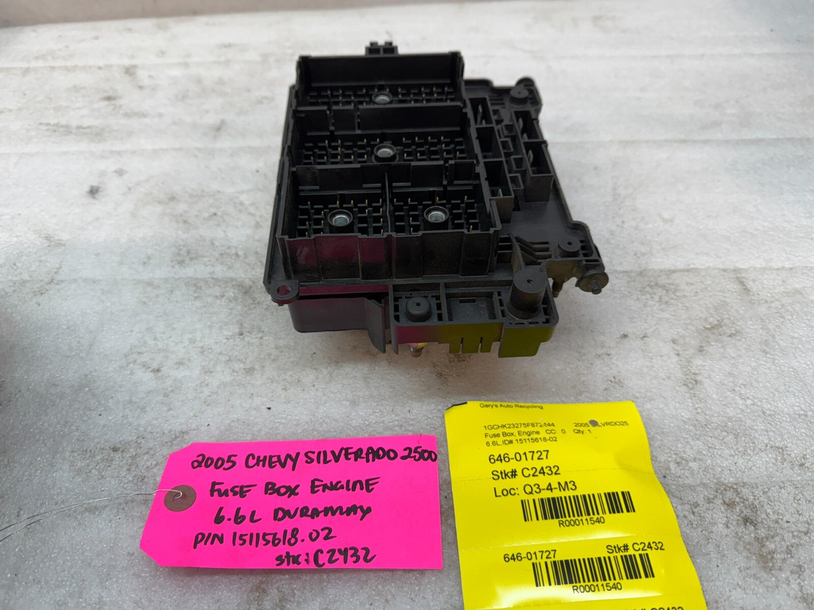 01-05 Chevrolet GMC SILVERADO SIERRA LLY UNDERHOOD FUSE RELAY BOX 15115618-02