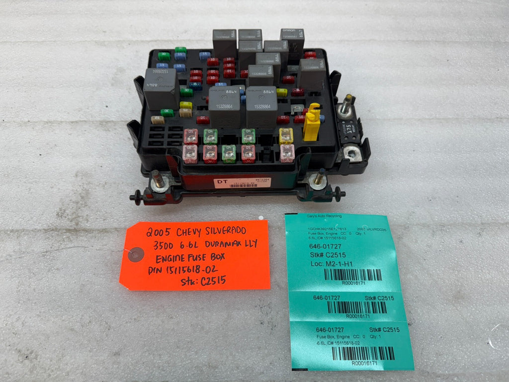 01-05 Chevrolet GMC SILVERADO SIERRA LLY UNDERHOOD FUSE RELAY BOX 15115618-02