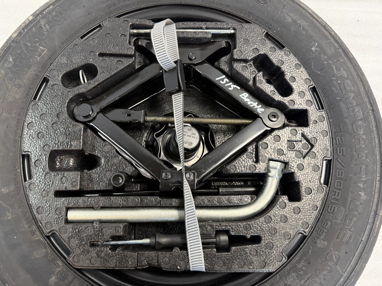 12-19 VOLKSWAGEN BEETLE OEM COMPLETE SPARE TIRE WHEEL JACK TOOL KIT 125/90/16