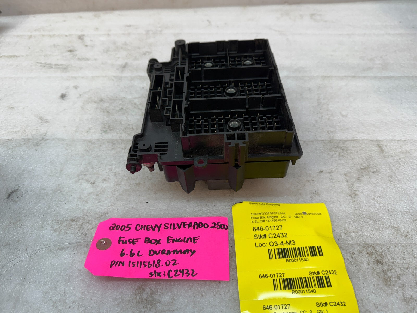 01-05 Chevrolet GMC SILVERADO SIERRA LLY UNDERHOOD FUSE RELAY BOX 15115618-02