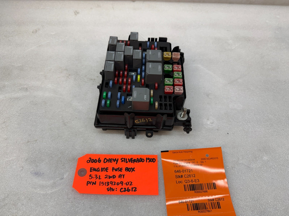 06 Chevrolet GMC 2500hd SIERRA 5.3 6.0 UNDERHOOD FUSE RELAY BOX 15139209-02