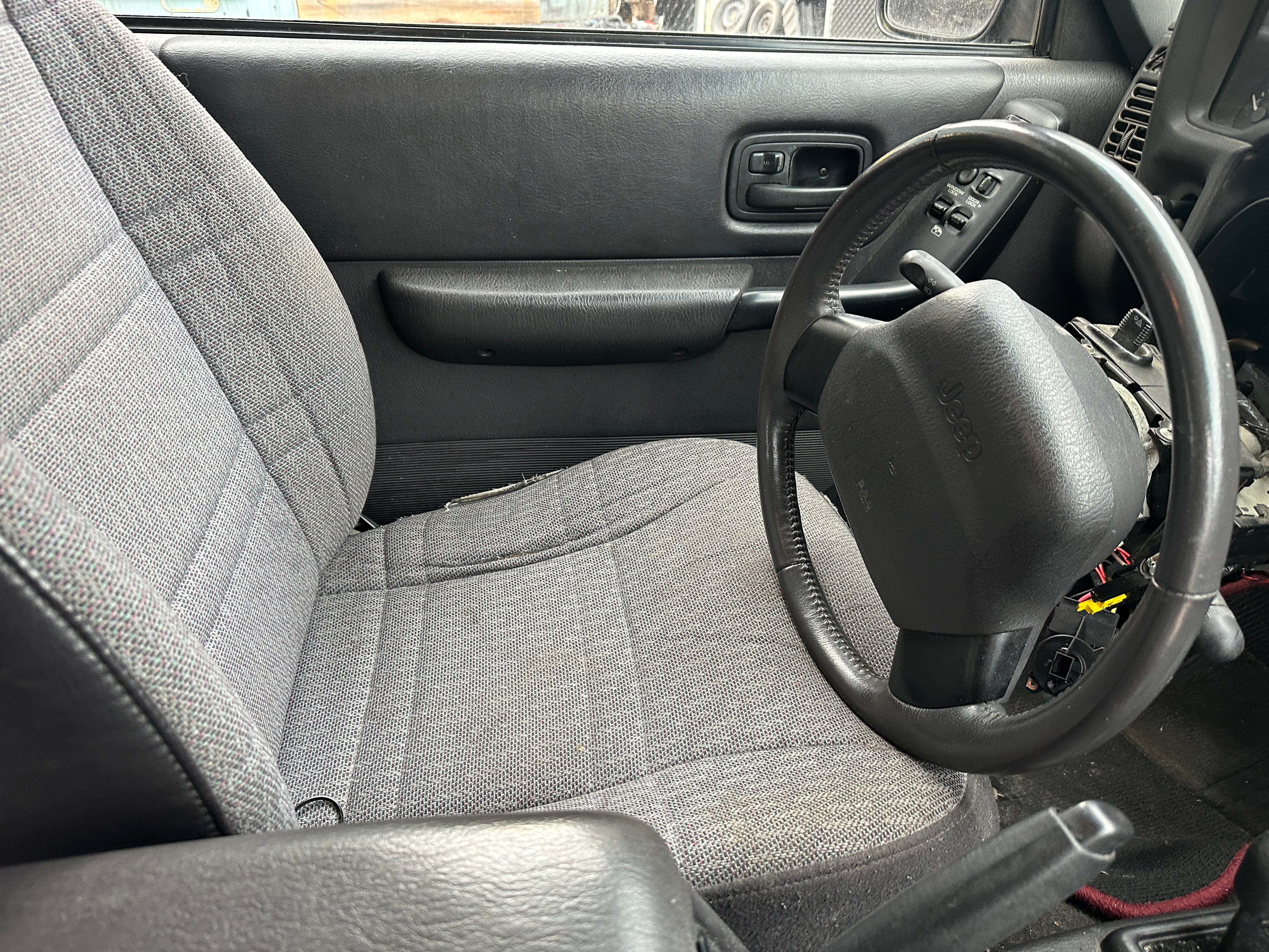 2000 Jeep Cherokee XJ 4.0 2dr – J2511