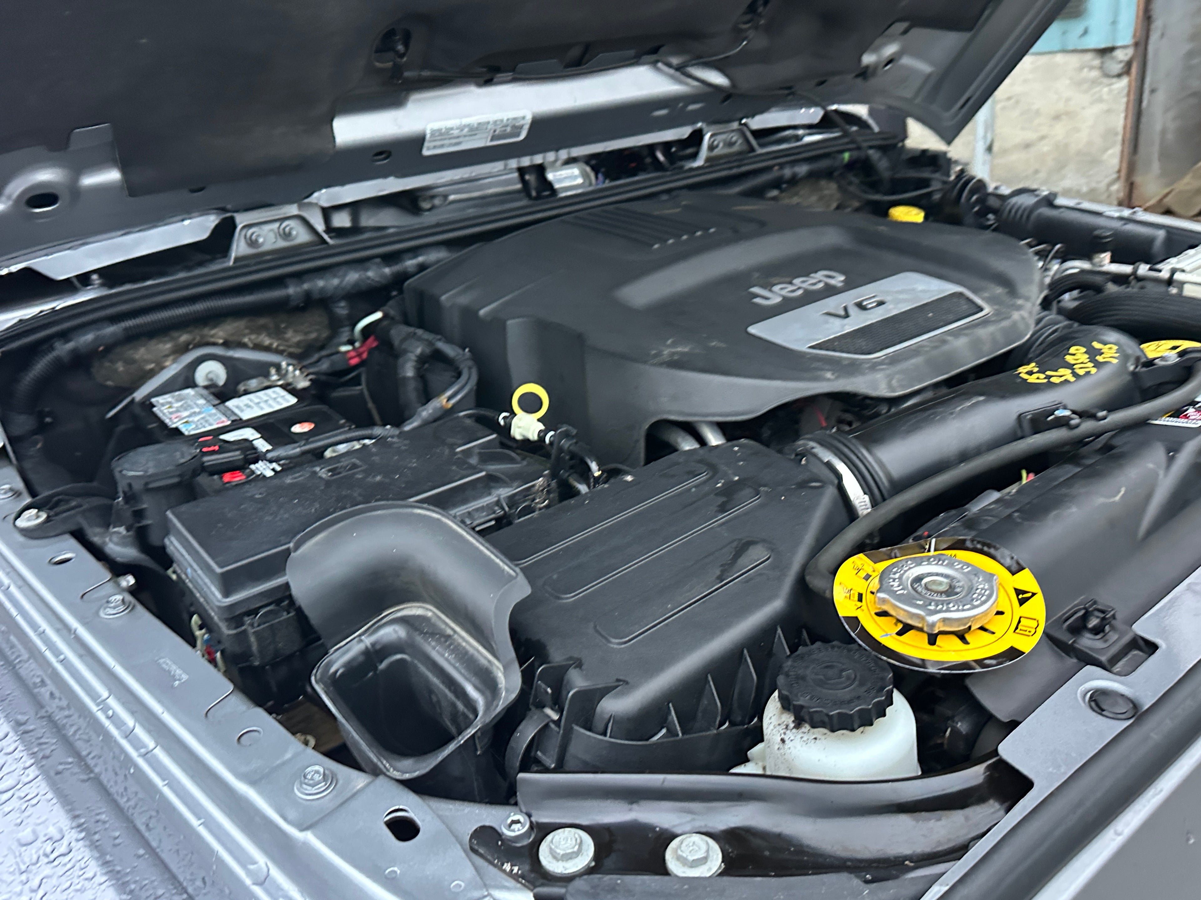 2015 Jeep Wrangler JK Unlimited Sahara 3.6 – J2560