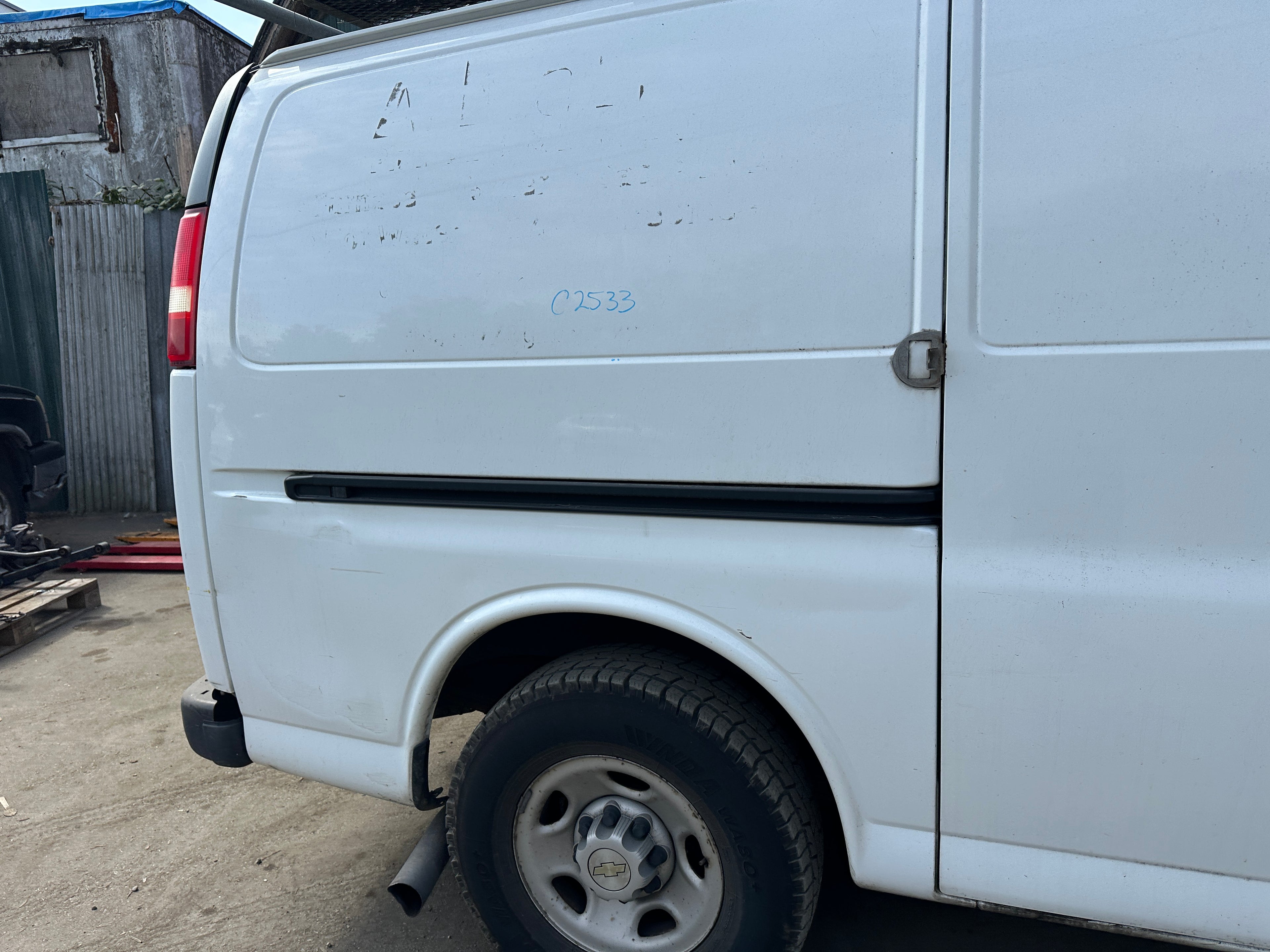 2005 Chevrolet Express G3500 6.0 – C2533